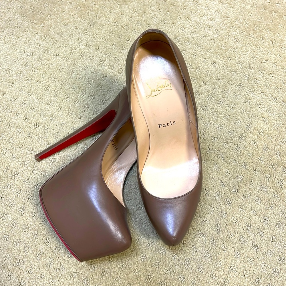 Nude high heels Christian Louboutin